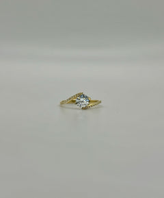 Solitario con pietre laterali oro