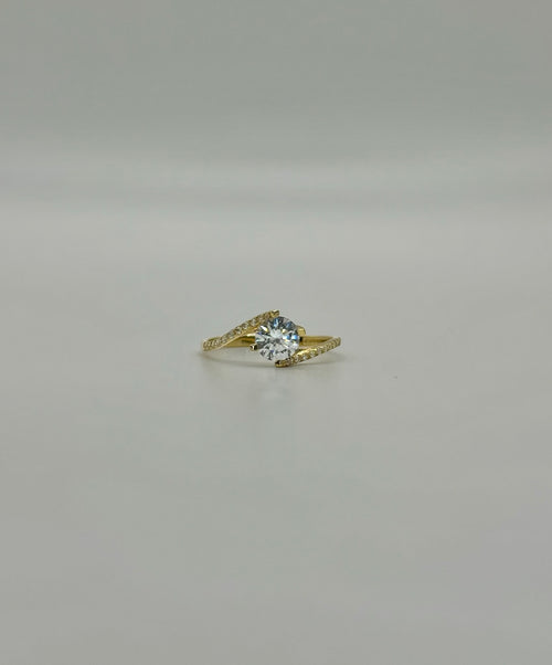 Solitario con pietre laterali oro