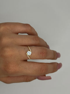 Anello solitario con pietre laterali oro