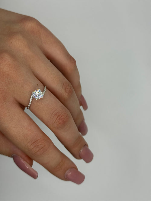Anello solitario con pietre laterali oro