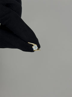 Anello solitario con pietre laterali oro