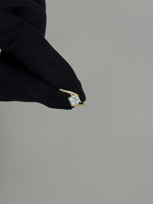Anello solitario con pietre laterali oro