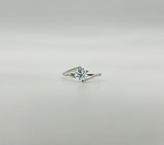 Solitario con pietre laterali oro