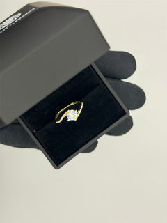 Anello solitario con pietre laterali oro