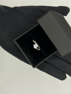 Solitario con pietre laterali oro