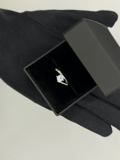 Anello solitario con pietre laterali oro