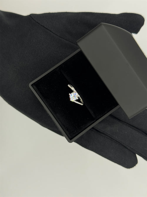 Anello solitario con pietre laterali oro