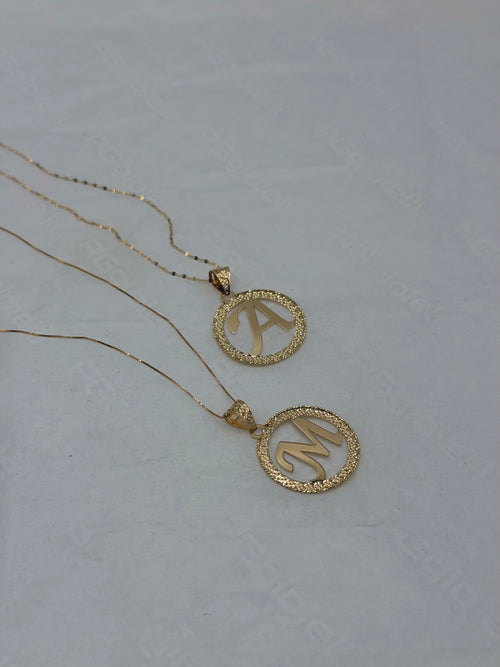Collana con lettera cerchio big oro