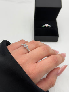 Anello cuore pietre laterali argento