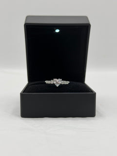 Anello cuore pietre laterali argento