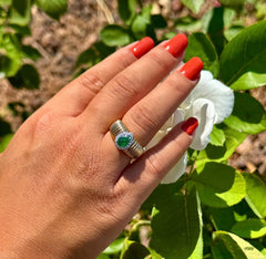 Anello tubogas fascia larga oro e goccia smeraldo