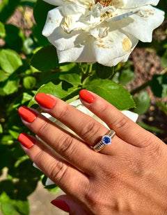 Anello tubogas fascia stretta oro e zaffiro centrale