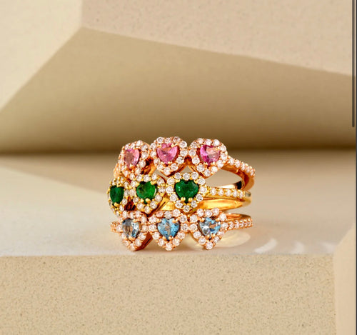 Anello trilogy cuori smeraldi e diamanti