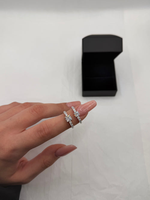 Anello solitario pietre laterali argento