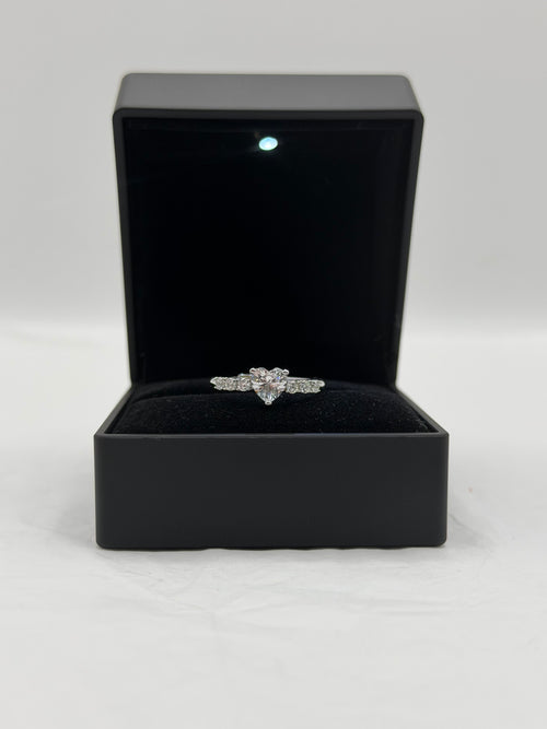 Anello cuore pietre laterali argento