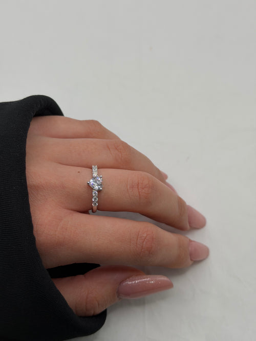 Anello cuore pietre laterali argento